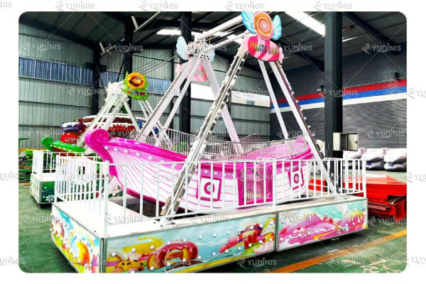 attraction petit bateau pirate en bonbon rose