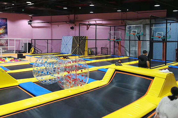 bumper balls utilisé dans un parc de trampolines intérieur