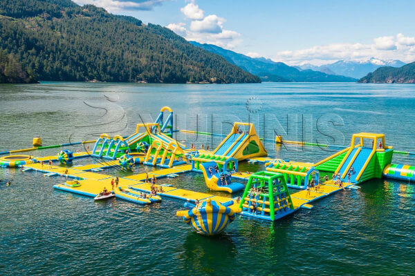 grand parcours d'obstacles aquatiques gonflables