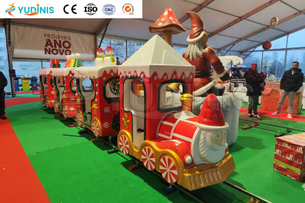 joli train de Noël avec rails pour enfants