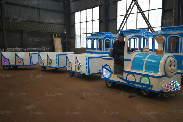 grand train touristique routier de 72 places