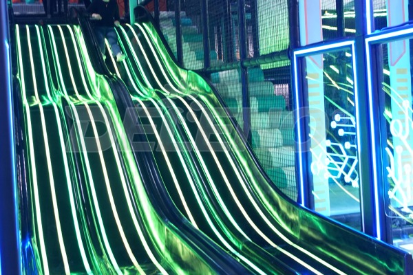 toboggan en fibre de verre dans un centre commercial intérieur