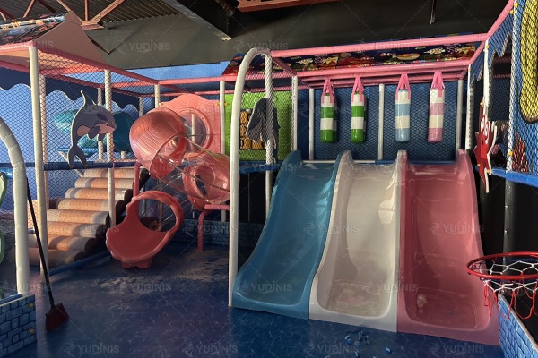toboggans pour enfants dans une aire de jeux intérieure