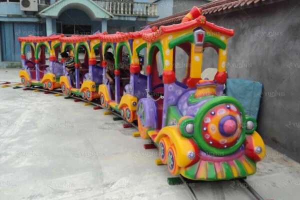 train de carnaval avec rails